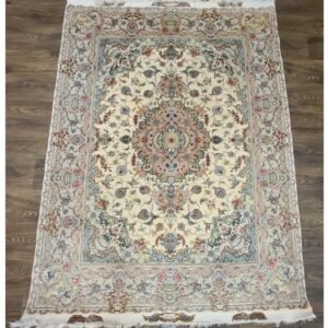 Fine quality handwoven tabriz design Persian rug size 5'x7' circa 1960s