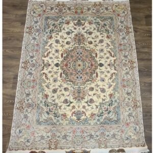 Fine quality handwoven tabriz design Persian rug size 5'x7' circa 1960s