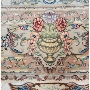 Fine quality handwoven tabriz design Persian rug size 5'x7' circa 1960s