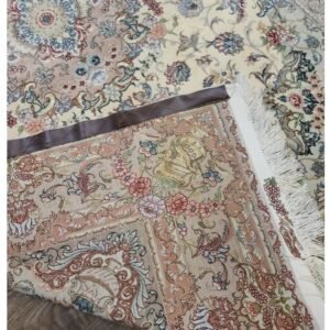 Fine quality handwoven tabriz design Persian rug size 5'x7' circa 1960s